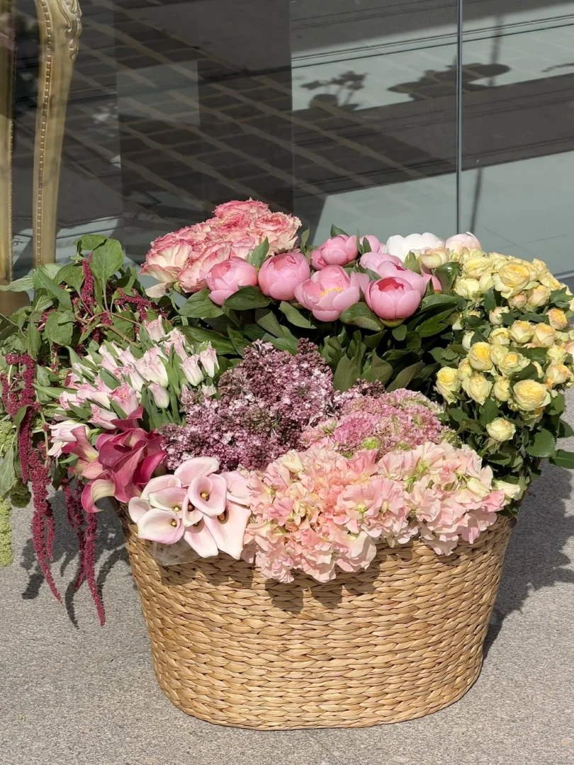 Seasonal bloom basket