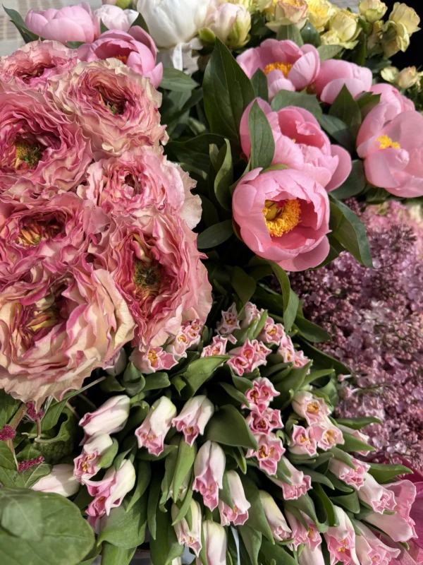 seasonal-bloom-basket-003-1.webp