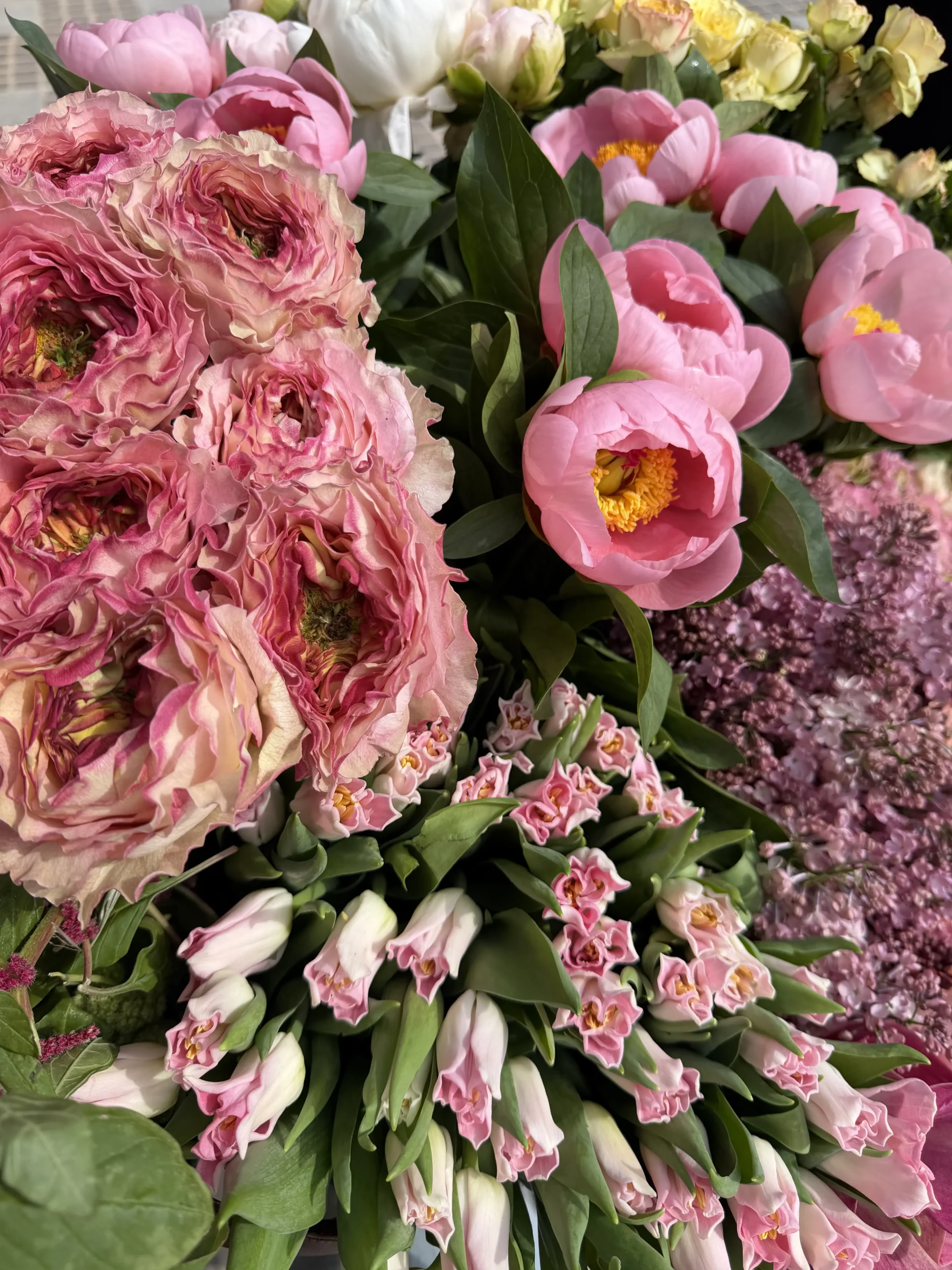seasonal-bloom-basket-003-1.webp